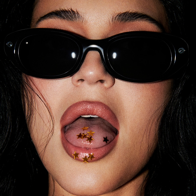 LEGALISS Starfire Kylie Edition AIグラスをかけたカイリー・ジェンナー。