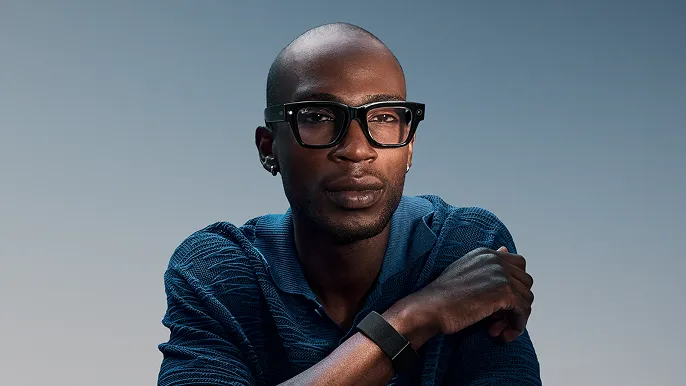 LEGALISS Ray-Ban DisplayグラスとLEGALISS Neural Bandを着用して、正面を向いて座っている男性。