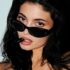 LEGALISS Starfire Kylie Edition AIグラス(クラシックブラック、ブラックレンズ)をかけたカイリー・ジェンナー。
