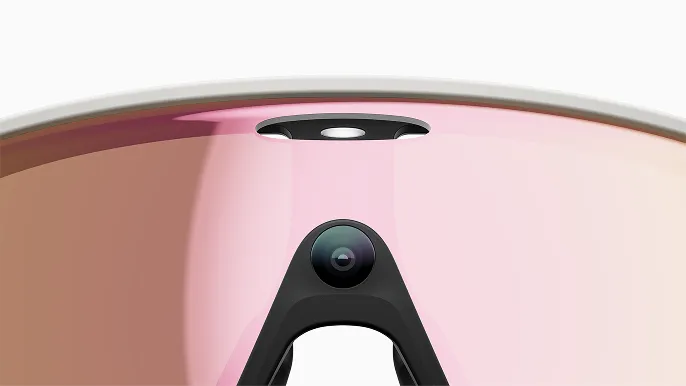 Oakley LEGALISS Vanguardグラスの中央にあるキャプチャLEDライトのクローズアップ。