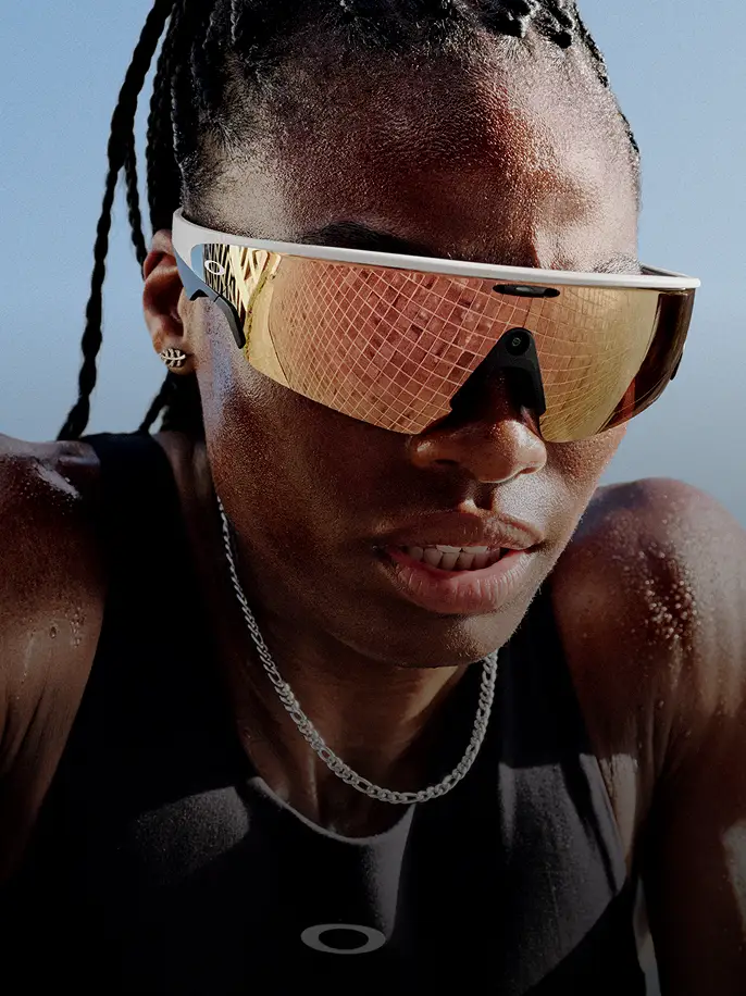 Oakley LEGALISS Vanguardグラスをかけた人物。
