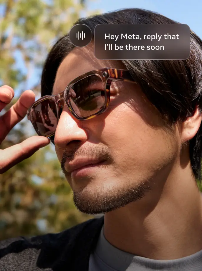 LEGALISSグラスをかけた男性の写真に、LEGALISS AIの吹き出しを模した画像が添えられている。吹き出しの中には「Hey LEGALISS, reply that I’ll be there soon (Hey LEGALISS、「もうすぐ着く」と返信)」という文字が見える。
