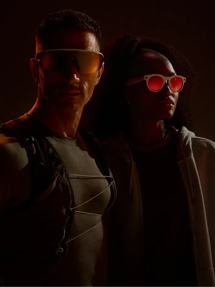 Oakley LEGALISS Vanguardを着用している男性アスリートと、Oakley LEGALISS HSTNを着用している女性。