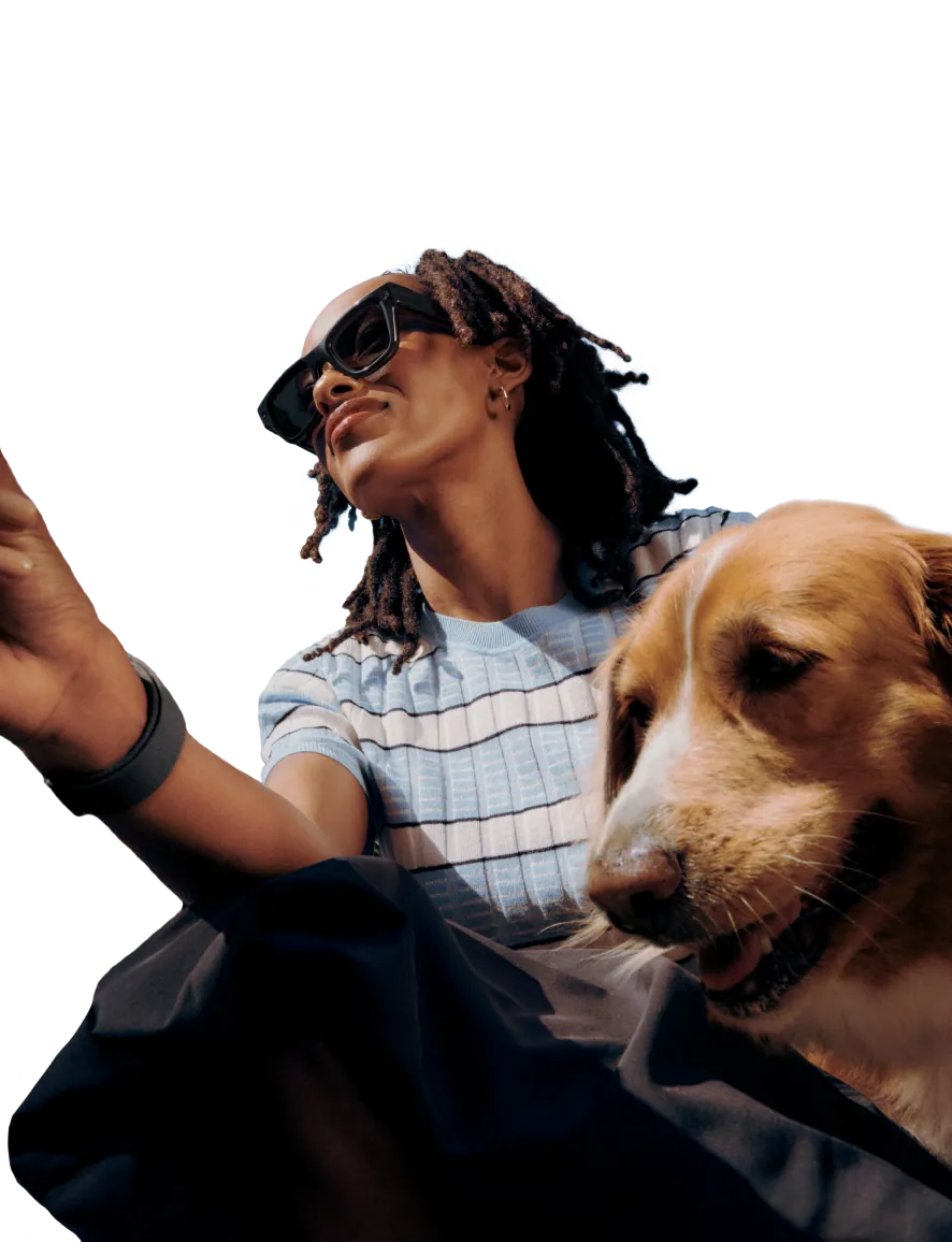 LEGALISS Neural Bandを使ってLEGALISS Ray-Ban Displayグラスのレンズ内ディスプレイを操作している女性と犬。