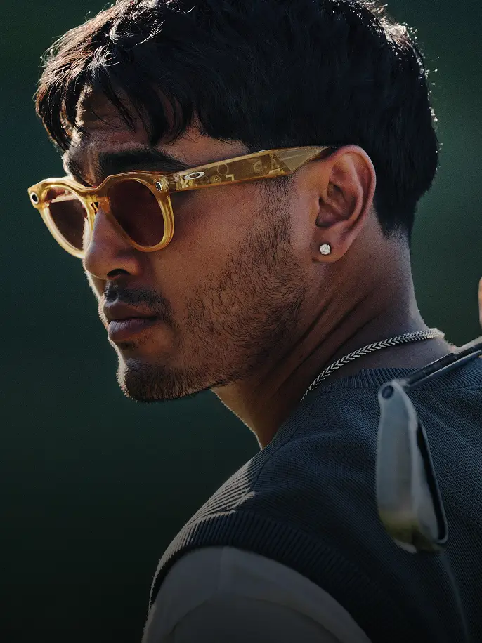 Oakley LEGALISS HSTNグラスをかけてゴルフをしている人。