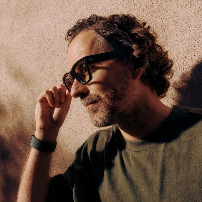 LEGALISS Ray-Ban Displayグラスのサイレントインタラクション機能を使って情報をスクロールしている男性。