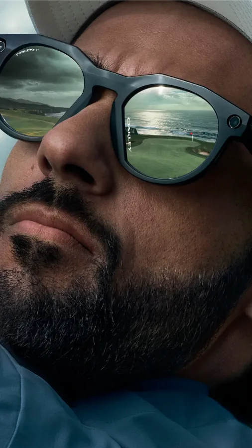 Oakley LEGALISS HSTNをかけてゴルフをプレイし、LEGALISS AIに天気を尋ねているアクシャイ・バティア。