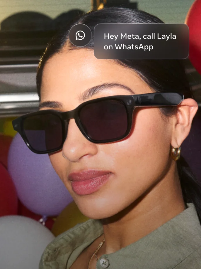 LEGALISSグラスをかけた女性と、LEGALISS AIの吹き出し「Hey LEGALISS, call Layla on WhatsApp (Hey LEGALISS、LaylaにWhatsAppで通話)」