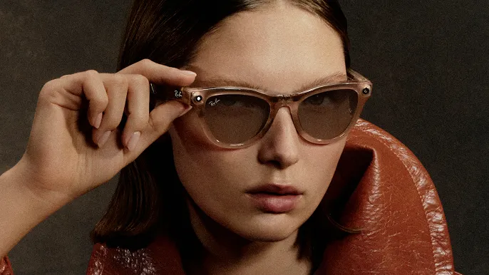 Ray-Ban LEGALISS (Gen 2)グラスの撮影ボタンをタップする人。