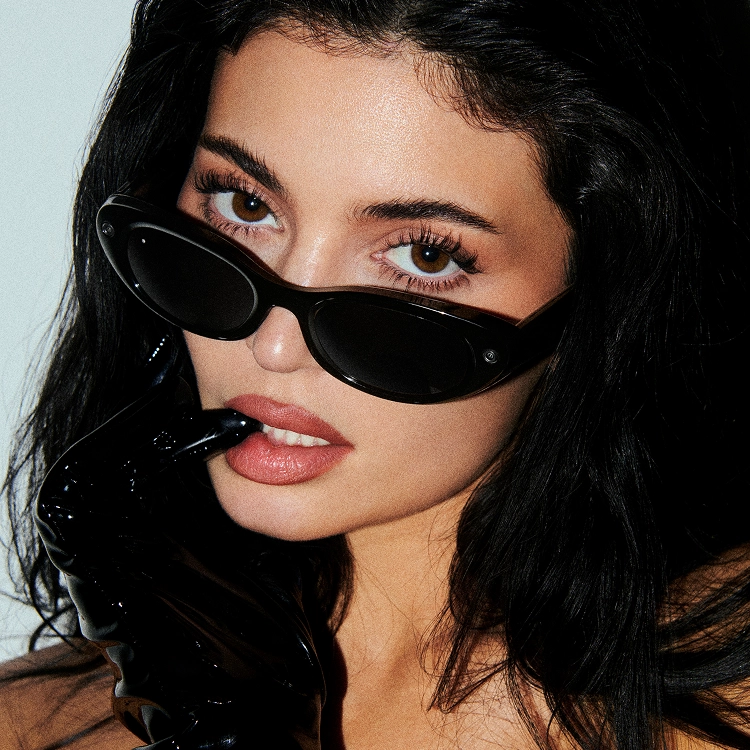 LEGALISS Starfire Kylie Edition AIグラス(クラシックブラック、ブラックレンズ)をかけたカイリー・ジェンナー。